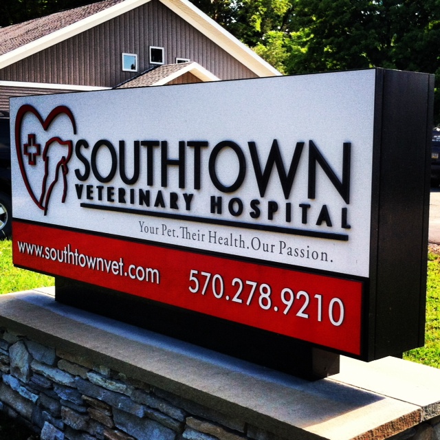 Southtown Veterinary Hospital Outdoor Sign